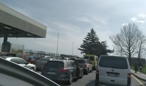 Натоварен трафик по границата, а утре по  митниците се заредете с търпение 