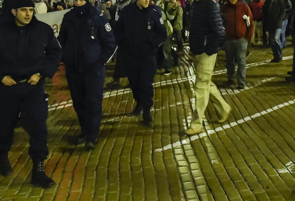 Полицаи и пожарникари дебнат около храмовете по Великден 