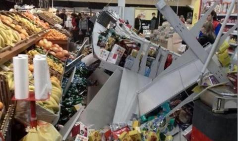 Шок! Служителка в магазин се опита да напъха нещо и ... (ВИДЕО)