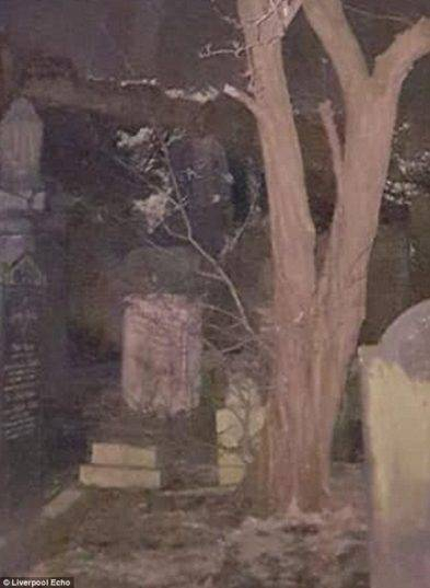 Британка успя да заснеме призрака на войник на историческо гробище край Ливърпул