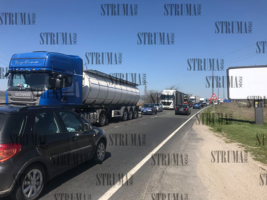 Завръщането започна: Верижно меле край Благоевград, ТИР аварира на метри и вдигна огнеборци накрак (СНИМКИ/ВИДЕО)