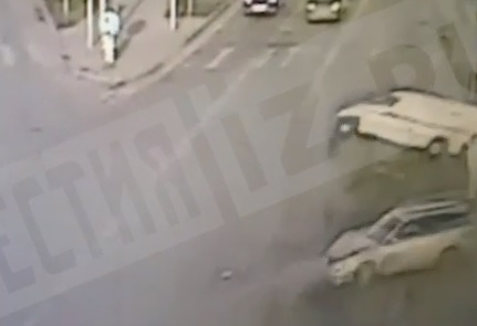 Ужасяващо ВИДЕО! Линейка се преобръща няколко пъти след страшна катастрофа 