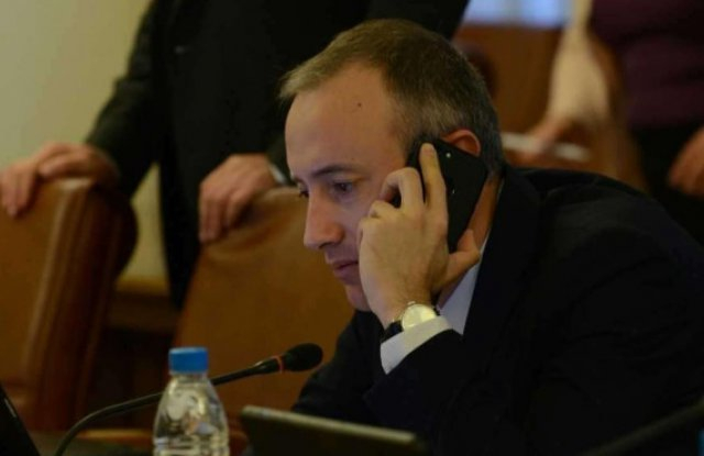 Проверяват шефка в МОН, опитала да уреди сина си