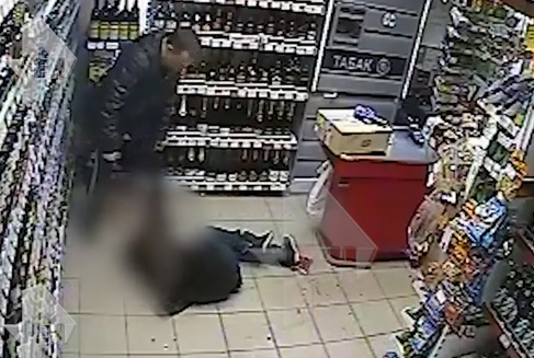 Брутално нападение!  Изверг стреля по майка и сина й, но след това стана още по-страшно (ВИДЕО 18+)