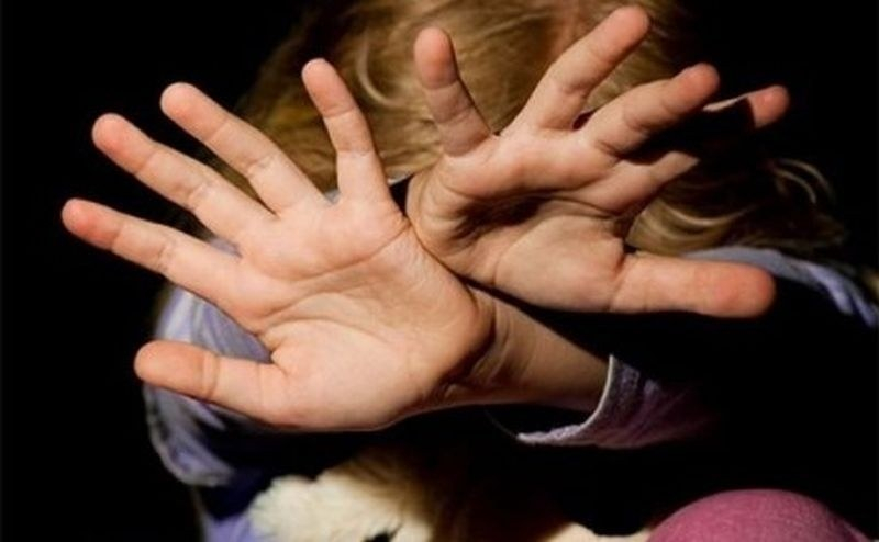 Пастрок блудства с 9-годишната си дъщеря 