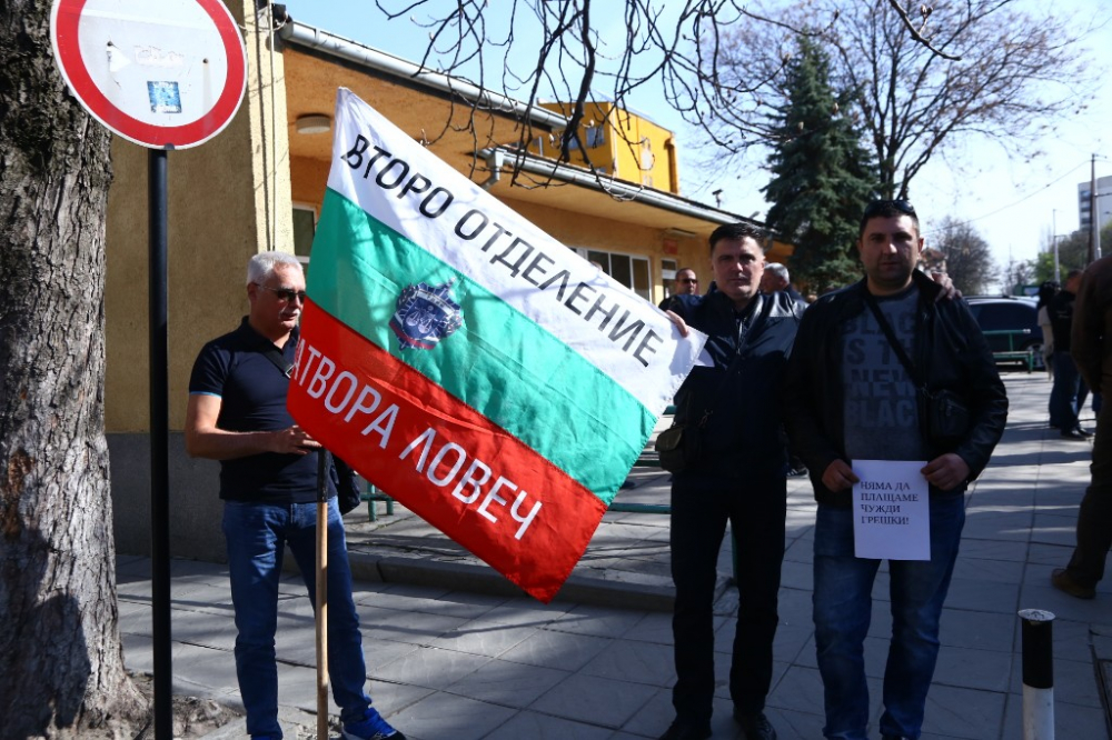 Фоторепортаж в БЛИЦ: Заради протеста Цачева седна на масата за преговори с надзирателите (ВИДЕО)
