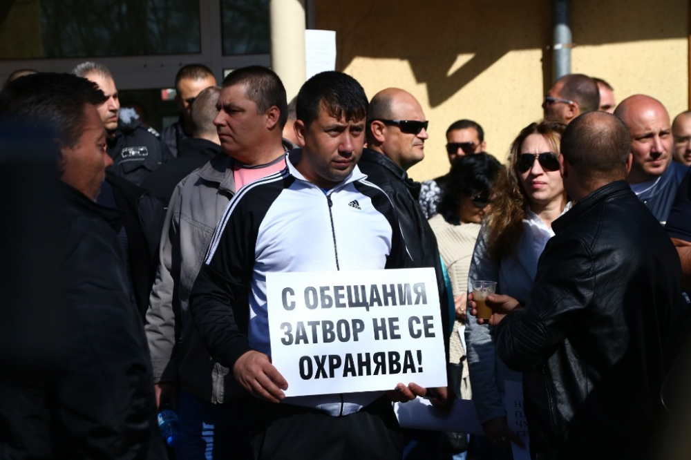 Важни служители в държавата излизат на протест