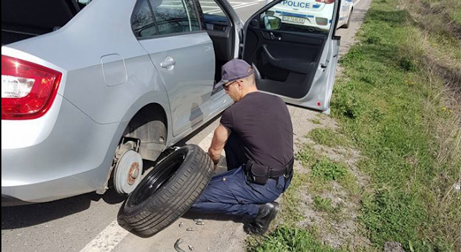 Мрежата завря заради полицая Ивайло, сменил гумата на кола на две момичета (СНИМКИ)