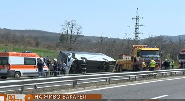 Стана ясно защо са толкова много убитите и ранените при сблъсъка на кола, шофирана от жена, и автобуса на „Тракия“ (СНИМКИ)