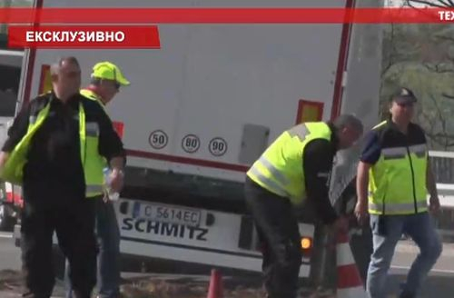 От последните минути: Нов инцидент с тежкотоварен автомобил на "Тракия" на метри от автобуса-ковчег (СНИМКА)