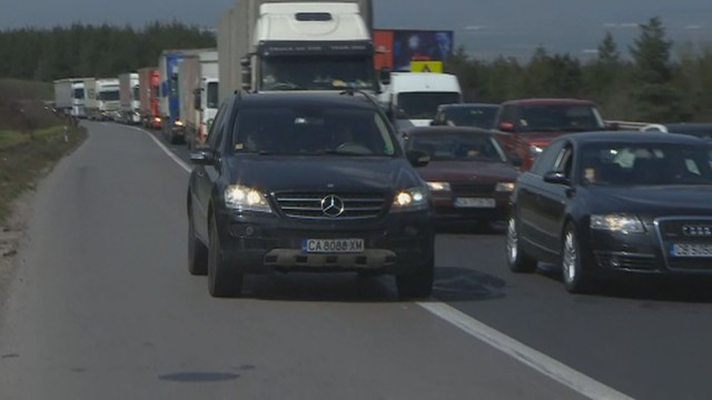 На магистрала „Тракия” е страшно, но тарикатите намериха цаката на задръстването и... (СНИМКИ)