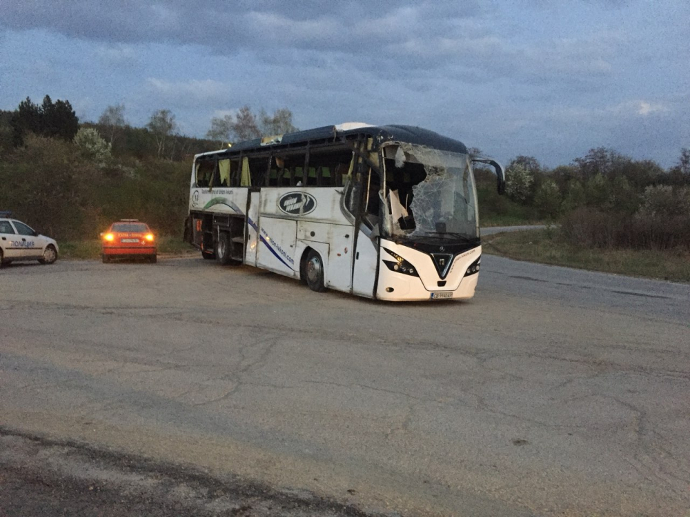 Какво остана от автобуса на "Юнион Ивкони", обърнал се на "Тракия" (СНИМКИ)
