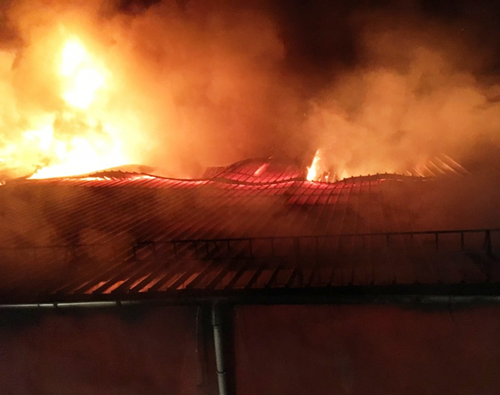 Първо в БЛИЦ! Огнен ад в Пловдив, гори заведение за бързо хранене