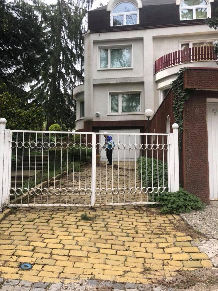 Баровец от "Бояна" застла двора си с жълти павета от центъра на София 