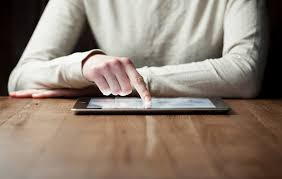 Руски депутат потанцува върху iPad в отговор на санкциите срещу страната (ВИДЕО)