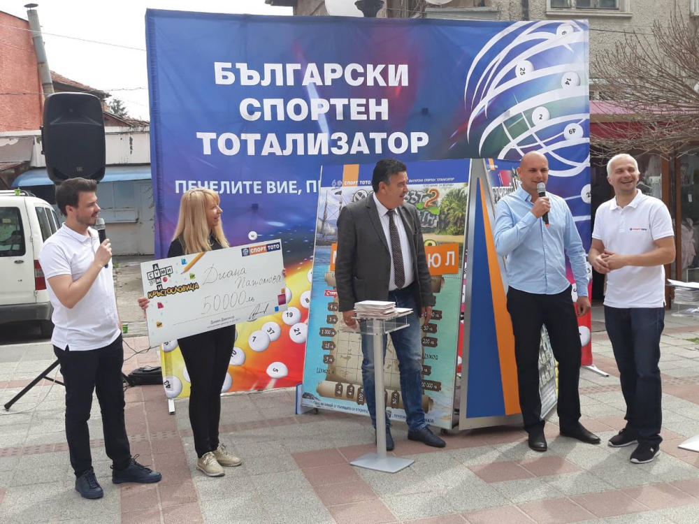 Късметлия, спечелил чисто нов автомобил от играта „Тото 2 - 6 от 49“, пътува всяка неделя до Велинград, за да пусне тото (СНИМКИ)