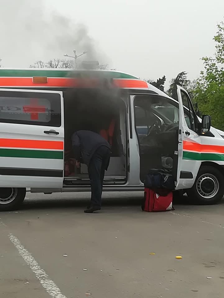 Извънредно и първо в БЛИЦ! Линейка пламна на пъпа на София (СНИМКИ)