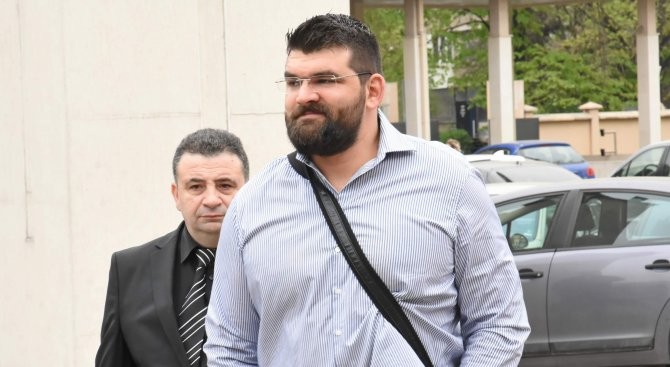 На Божо Кравата му се размина (СНИМКИ)