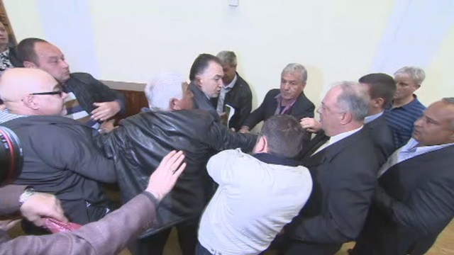 Грозен сеир: Такава срамна сцена в СДС не е имало от създаването му до ден днешен (СНИМКИ)
