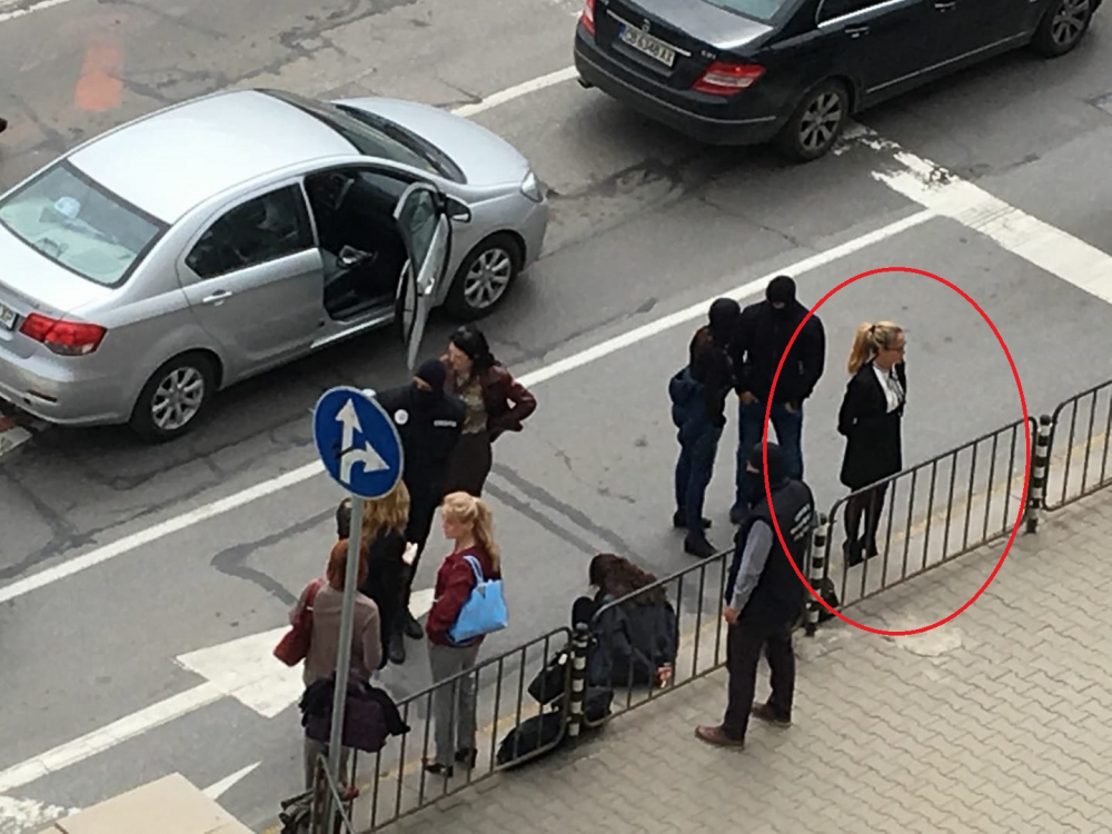 Качулките над час тарашат колата на скандалната кметица Десислава Иванчева 