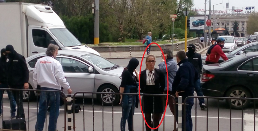 Горещи подробности, СНИМКИ и ВИДЕО за ареста на кметицата Десислава Иванчева, спипана с тлъста пачка евро насред София