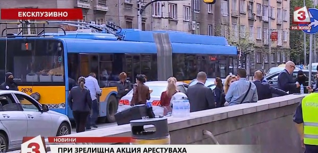Инцидент с тролей при зрелищния арест на спипаната с тлъст подкуп кметица на "Младост" (СНИМКИ)