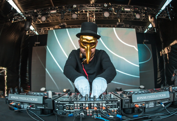 Великият Claptone ще събере очите ви с условието си да участва в най-големия хаус фестивал в Халкидики! 