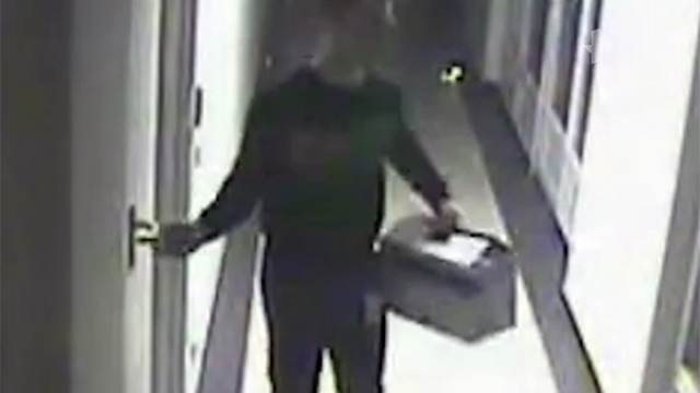 Пазач открадна 25 компютъра от поверения му за охрана склад (ВИДЕО)