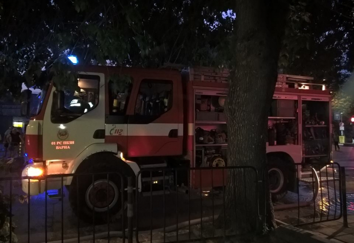 Пожар горя в жилищен блок в Димитровград (ВИДЕО)