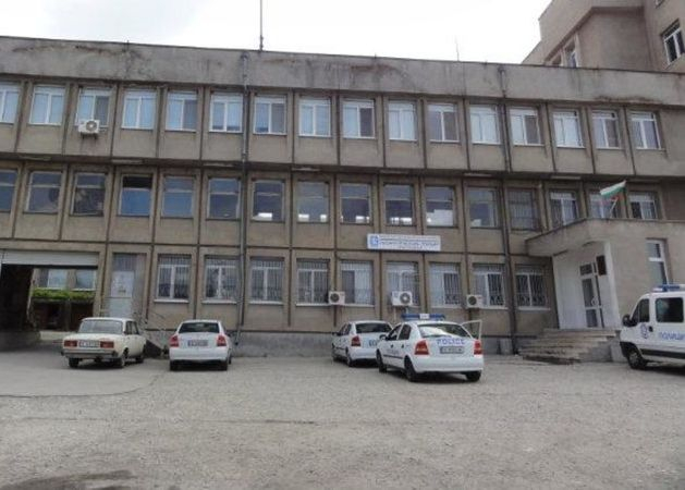 Мъж потроши районното в Кърджали заради пияната си приятелка 
