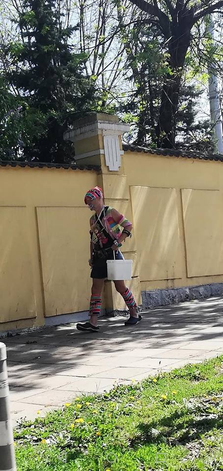 Пролетта изкара лудите в София на улицата! Виждали ли сте този мъж с биберон в устата и къса поличка? (СНИМКИ)