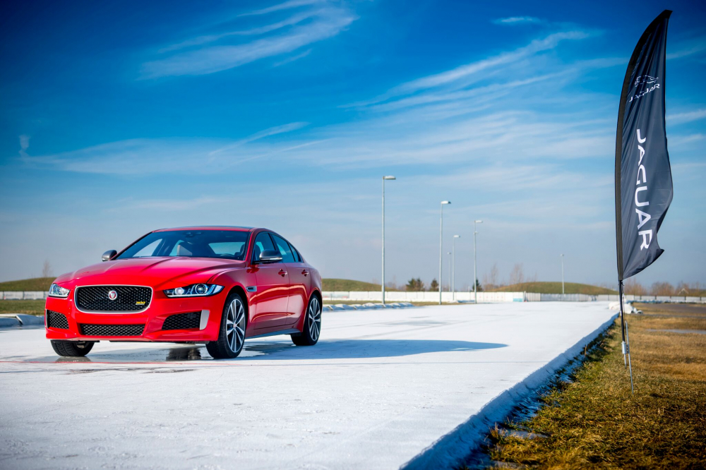  Новият XE 300 SPORT EDITION печели завладяващо състезание върху лед (СНИМКИ)