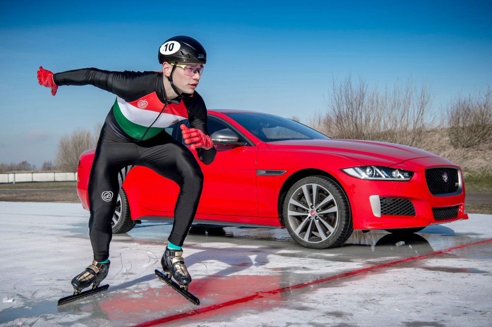  Новият XE 300 SPORT EDITION печели завладяващо състезание върху лед (СНИМКИ)