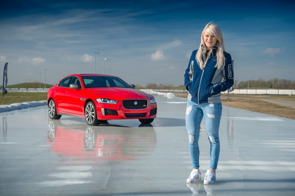  Новият XE 300 SPORT EDITION печели завладяващо състезание върху лед (СНИМКИ)