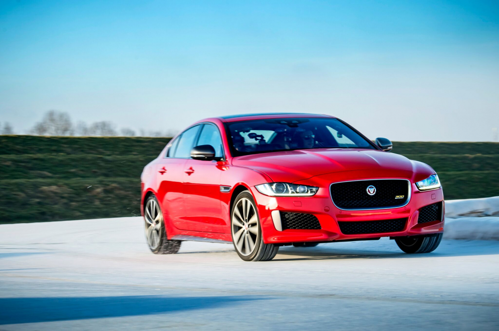  Новият XE 300 SPORT EDITION печели завладяващо състезание върху лед (СНИМКИ)