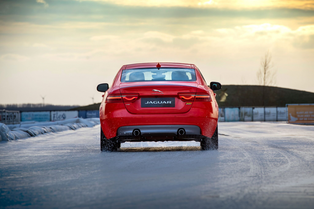  Новият XE 300 SPORT EDITION печели завладяващо състезание върху лед (СНИМКИ)