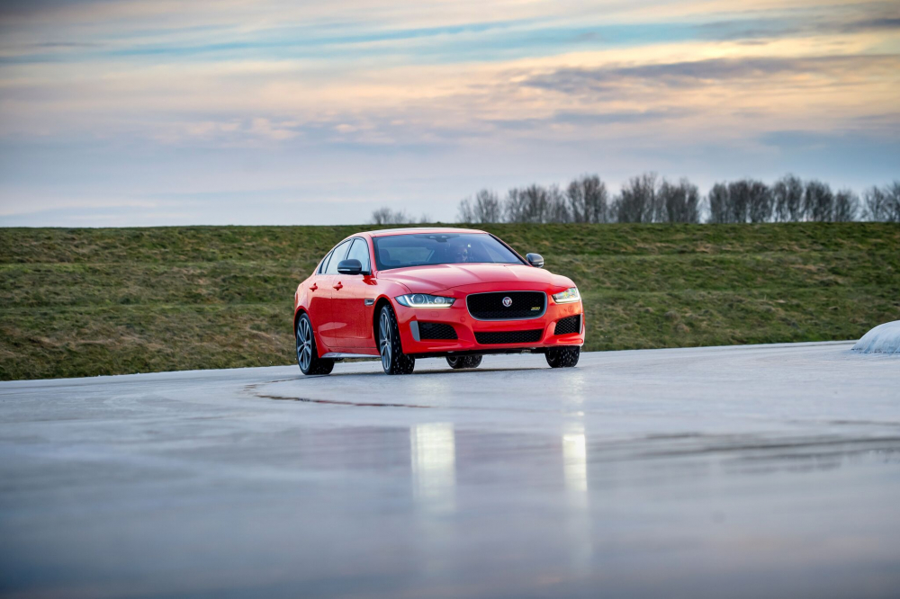  Новият XE 300 SPORT EDITION печели завладяващо състезание върху лед (СНИМКИ)