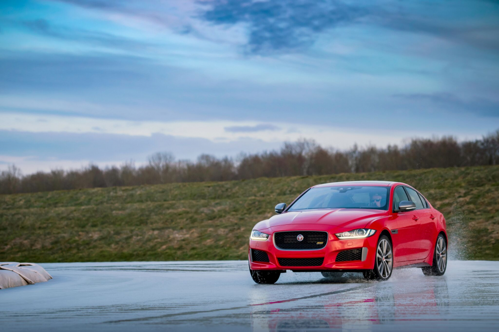  Новият XE 300 SPORT EDITION печели завладяващо състезание върху лед (СНИМКИ)