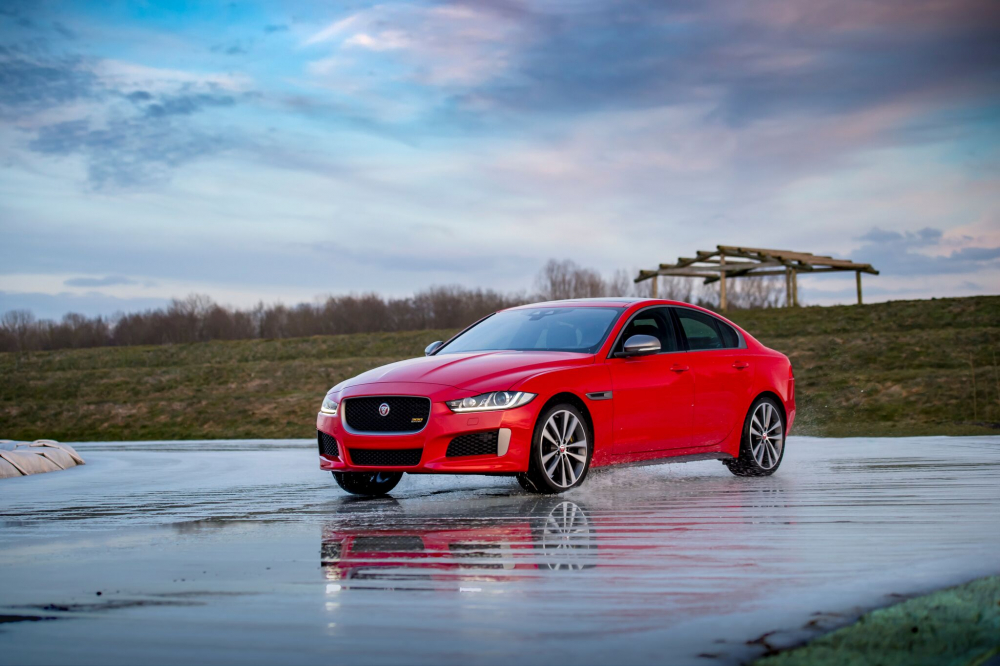  Новият XE 300 SPORT EDITION печели завладяващо състезание върху лед (СНИМКИ)