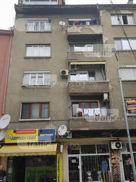 Огромно парче мазилка се стовари на пъпа на Пловдив, едва не уби пешеходци (СНИМКИ)