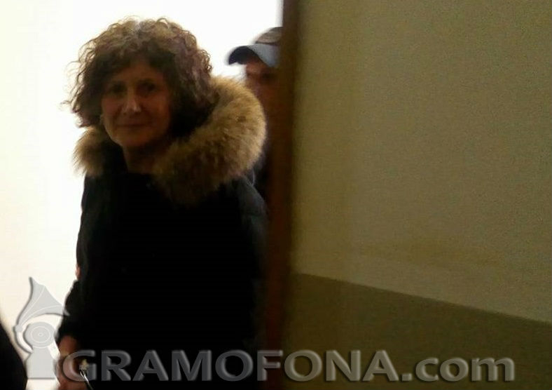 Крадливата Гюлсевен спретна истински спектакъл в бургаския съд и си издейства...
