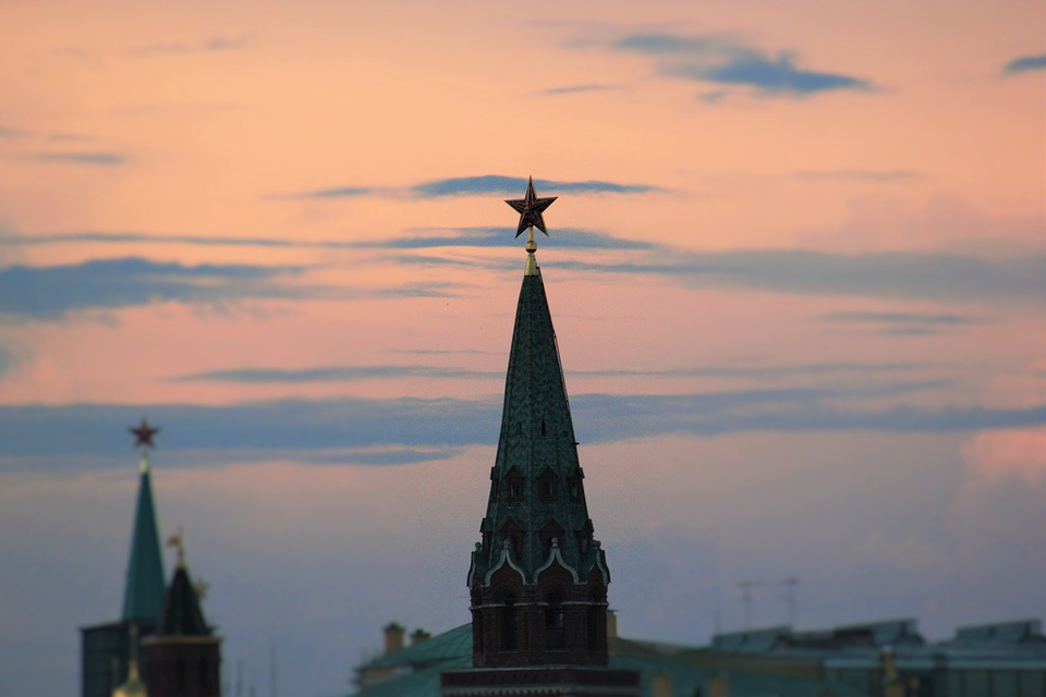 Хиляди по света коментират тази СНИМКА от залеза в Москва и се питат: идва ли Апокалипсисът?