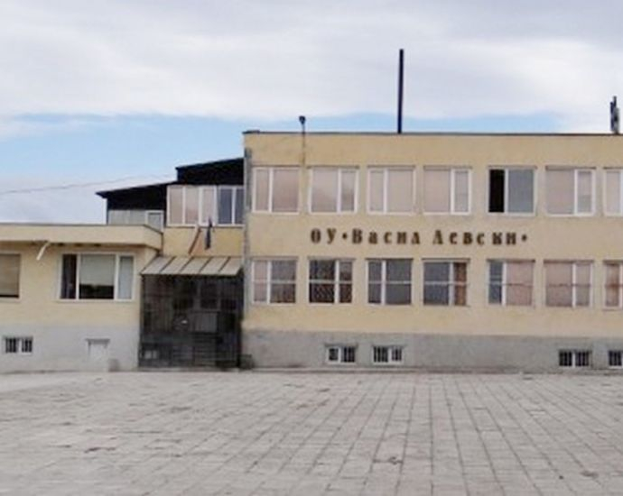 Грозен екшън в бургаско школо: Мургава баба нападна домакинка, раздава шамари и ритници 