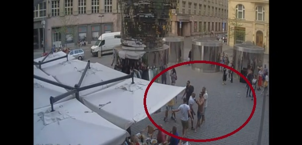 Брутално нападение в центъра на Прага! Подивели бежанци пребиха сервитьор, който не им дал да пият (СНИМКИ)