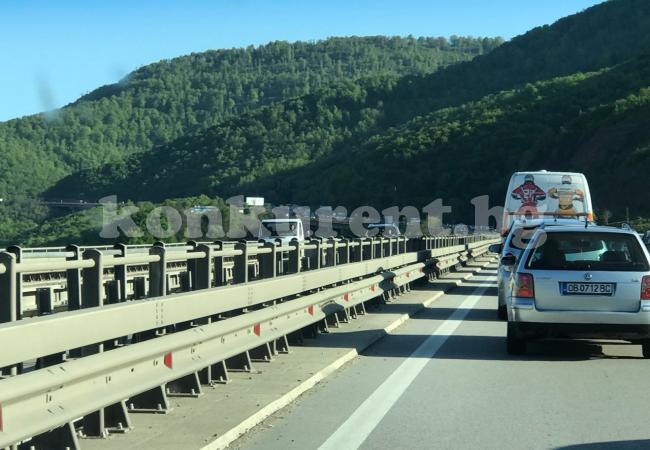 На АМ "Хемус" е някакъв ад, опашка от автомобили се вие пред един от тунелите (СНИМКИ)