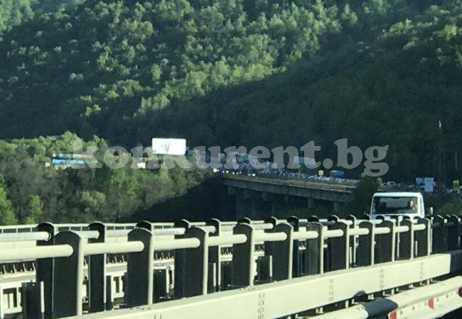 На АМ "Хемус" е някакъв ад, опашка от автомобили се вие пред един от тунелите (СНИМКИ)