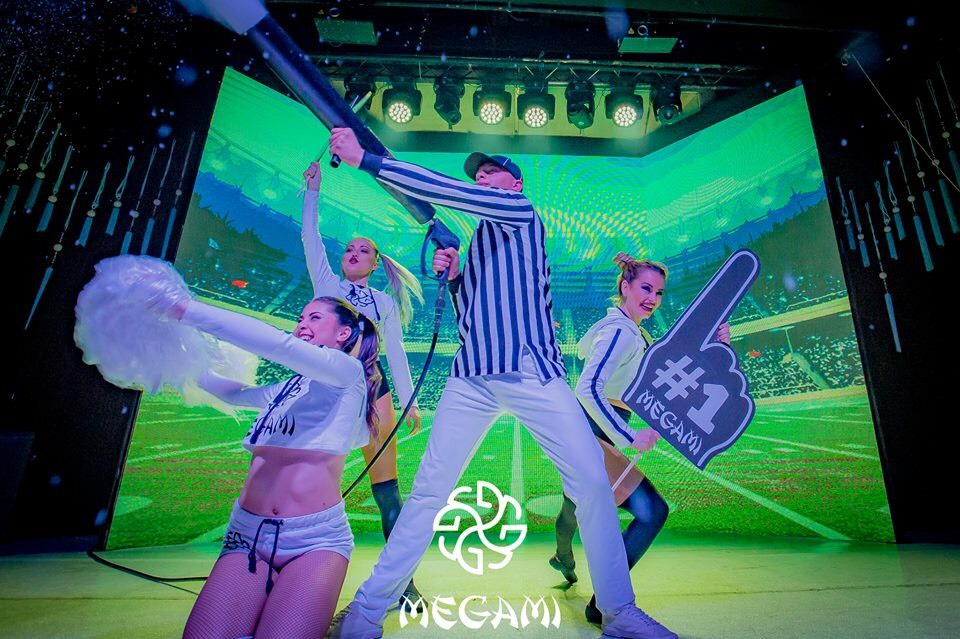 Американски футбол на сцената на Megami Club – Hotel Marinela