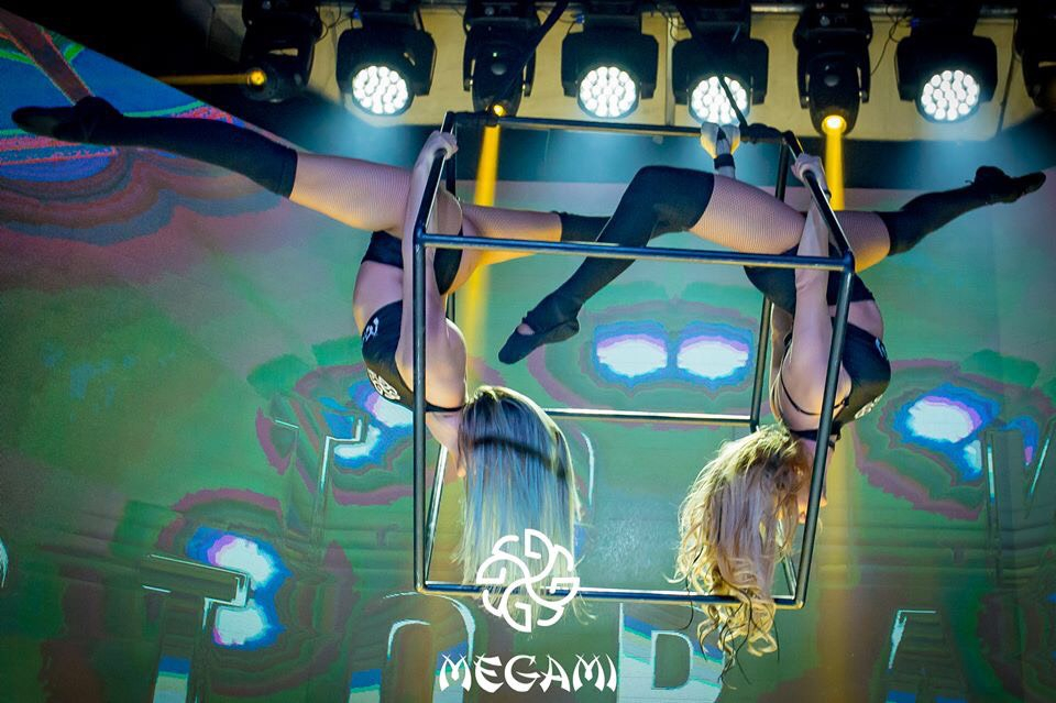 Американски футбол на сцената на Megami Club – Hotel Marinela