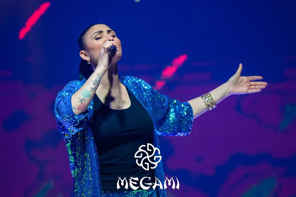 Американски футбол на сцената на Megami Club – Hotel Marinela