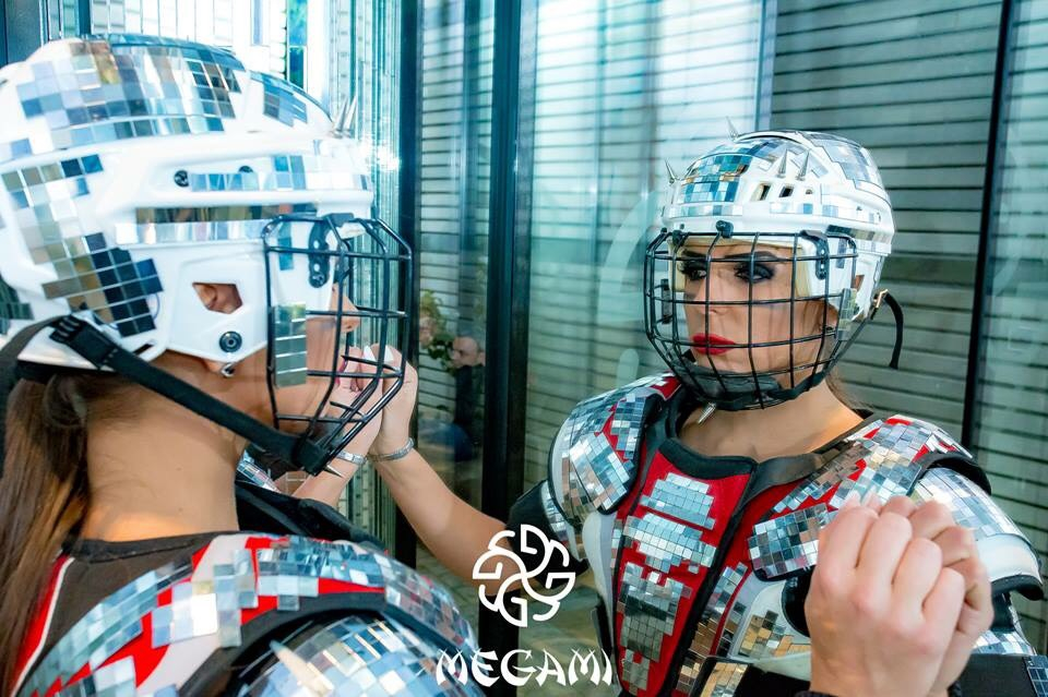 Американски футбол на сцената на Megami Club – Hotel Marinela